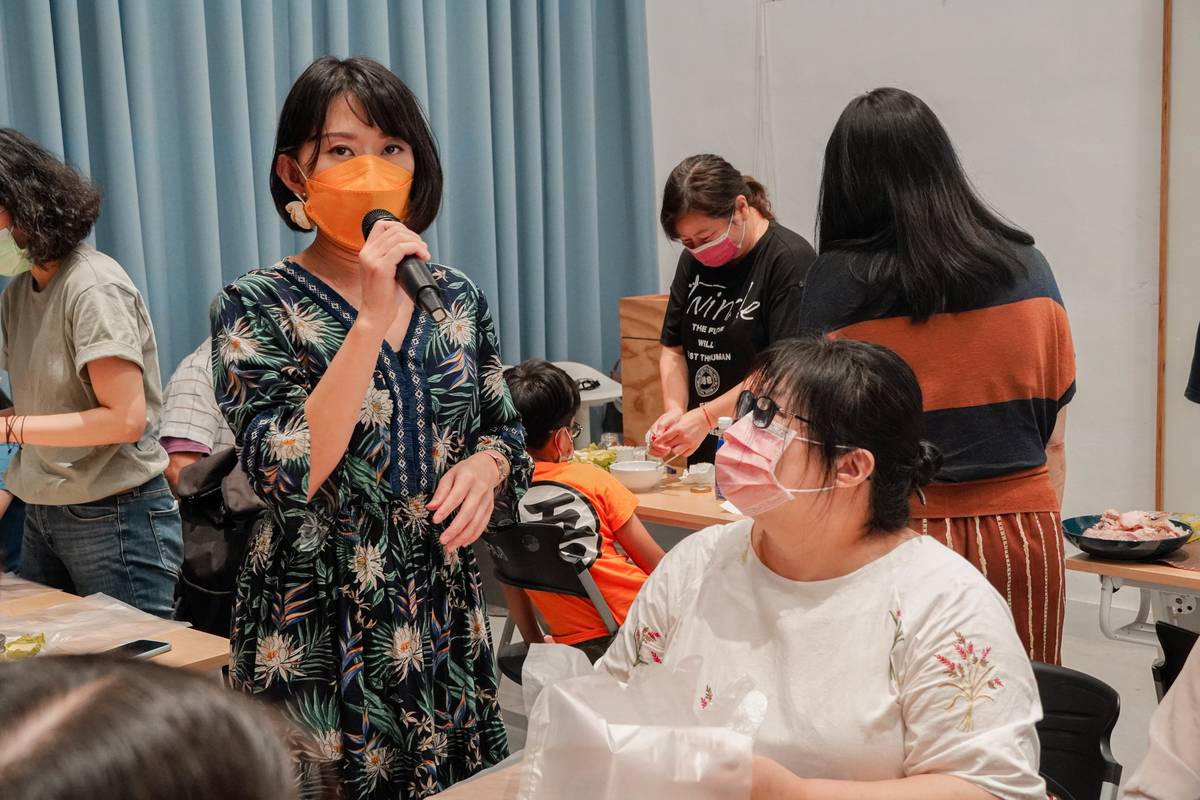來賓劉明芳老師在課堂上講解