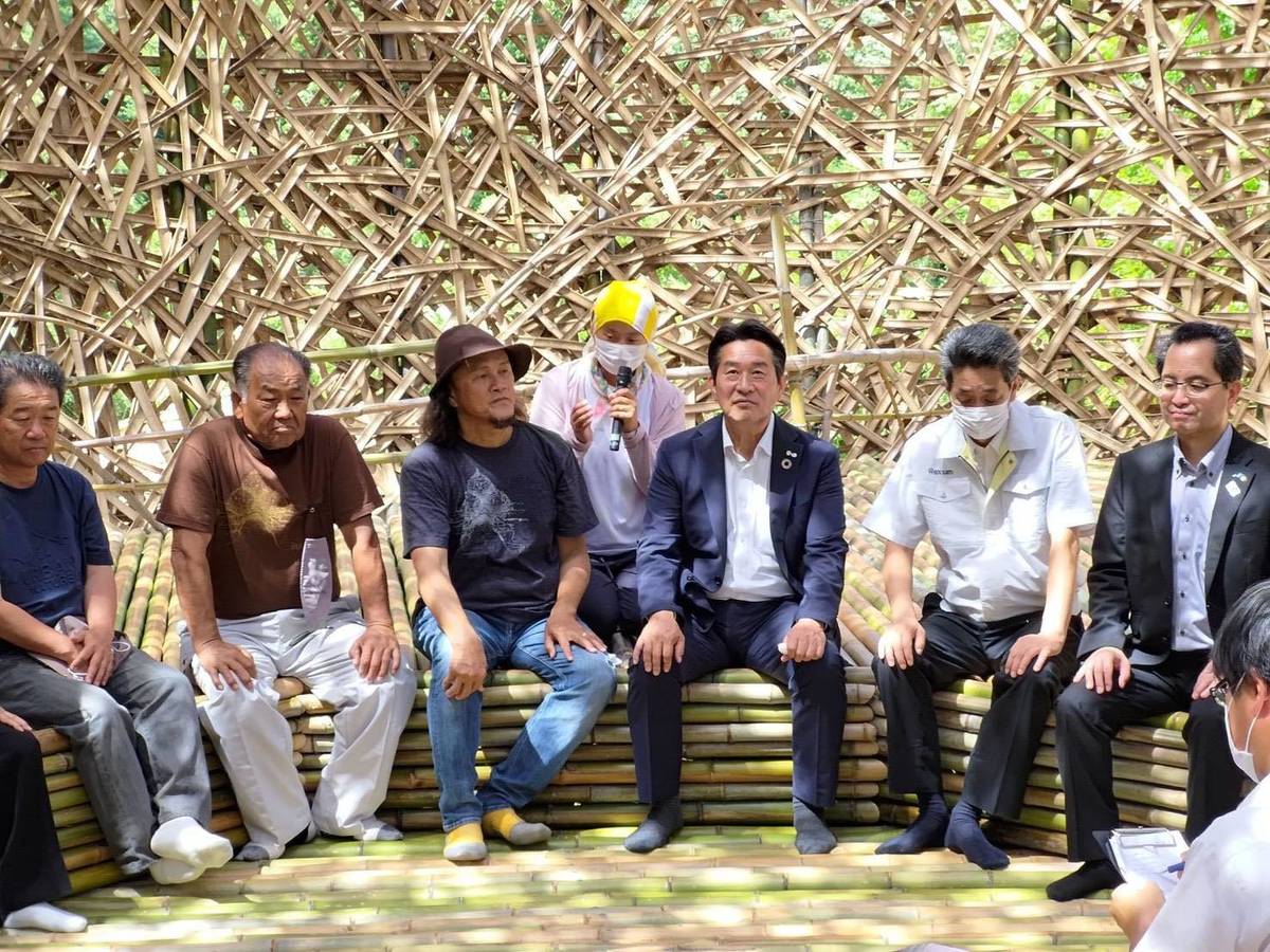 藝術家王文志（左3）與作品所在地小豆島町長大江正彥（右3）於作品內合影 (文化部提供)