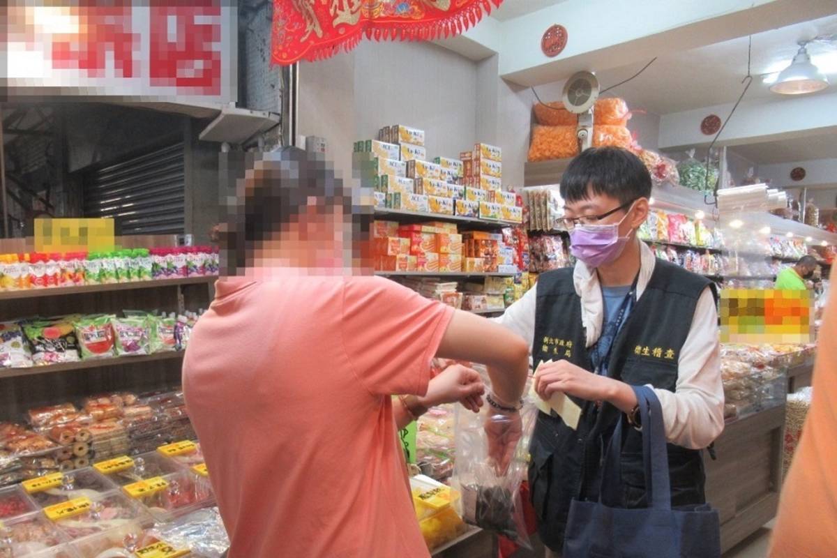 新北市衛生局在中元節前夕抽驗應景食品