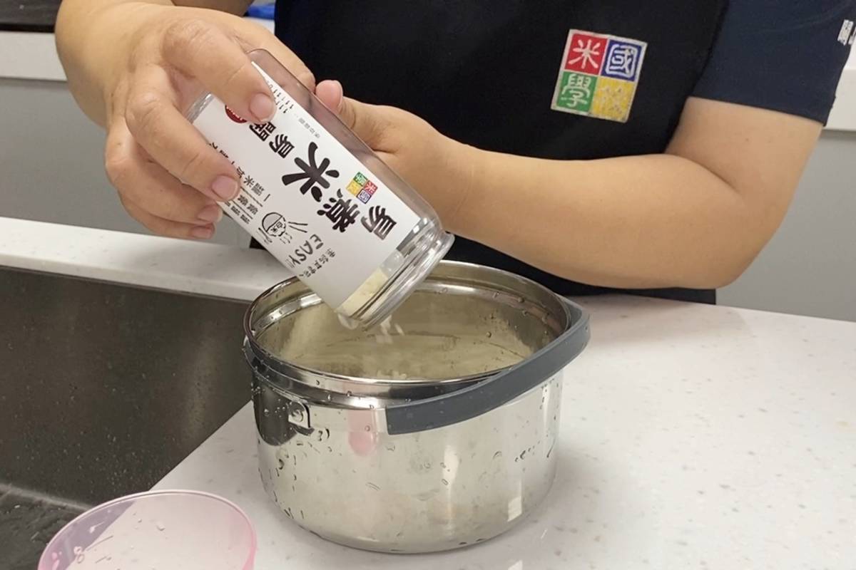 臺東關山鎮農會「米國學校」近日趁勢推出「易煮米」，320公克的易開罐裝，一罐米加一罐水，輕鬆煮出4碗白飯，少煮飯的年輕人也能快速上手。