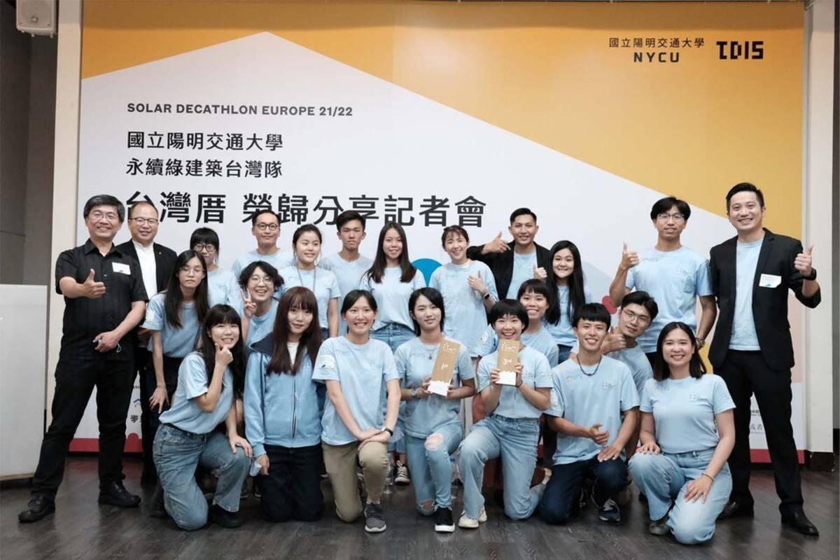參賽團隊在記者會上合影 ，陽明交大建築所所長侯君昊(左1)、陽明交大專任助理教授徐宇亮(左2)、陽明交大跨領域設計科學研究中心副主任曾聖凱(右1 ) (陽明交大提供)