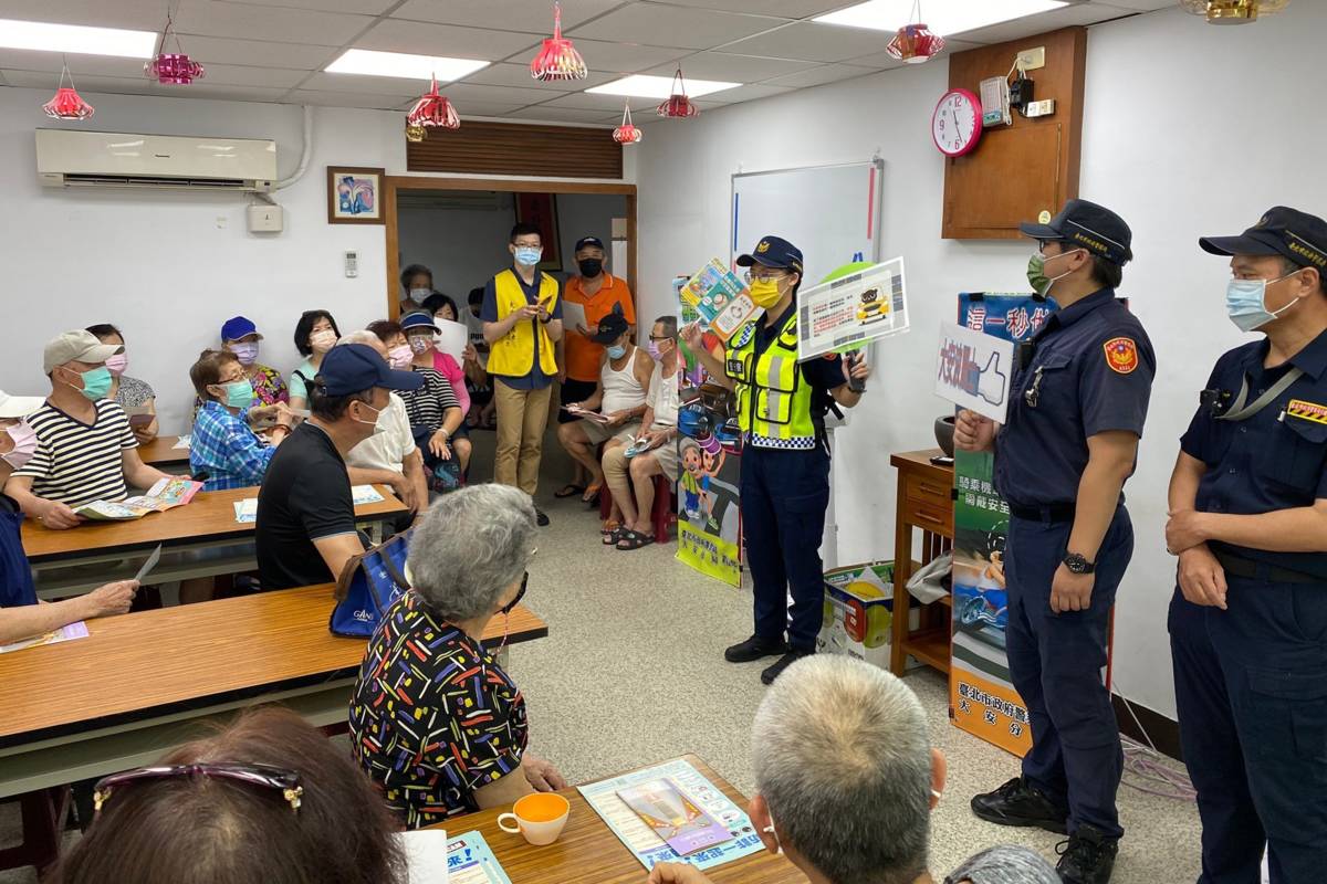 為建立長輩正確交通安全觀念，員警向高齡長者宣導「絕對不能闖紅燈」