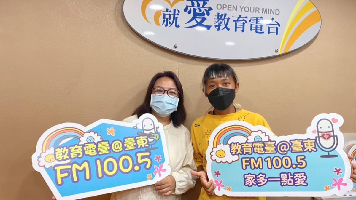 世界展望會臺東中心陳小珍督導(左)及胡念禧教練