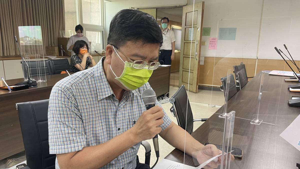 1110812-3億載國小鄭宇樑老師介紹校園閱讀推廣.jpg