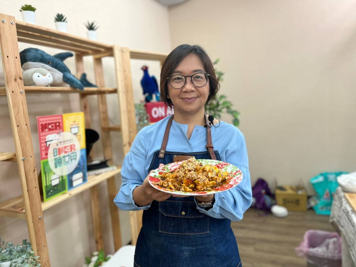 陳愛玲老師示範製作馬來西亞檳城的rojak水果沙拉