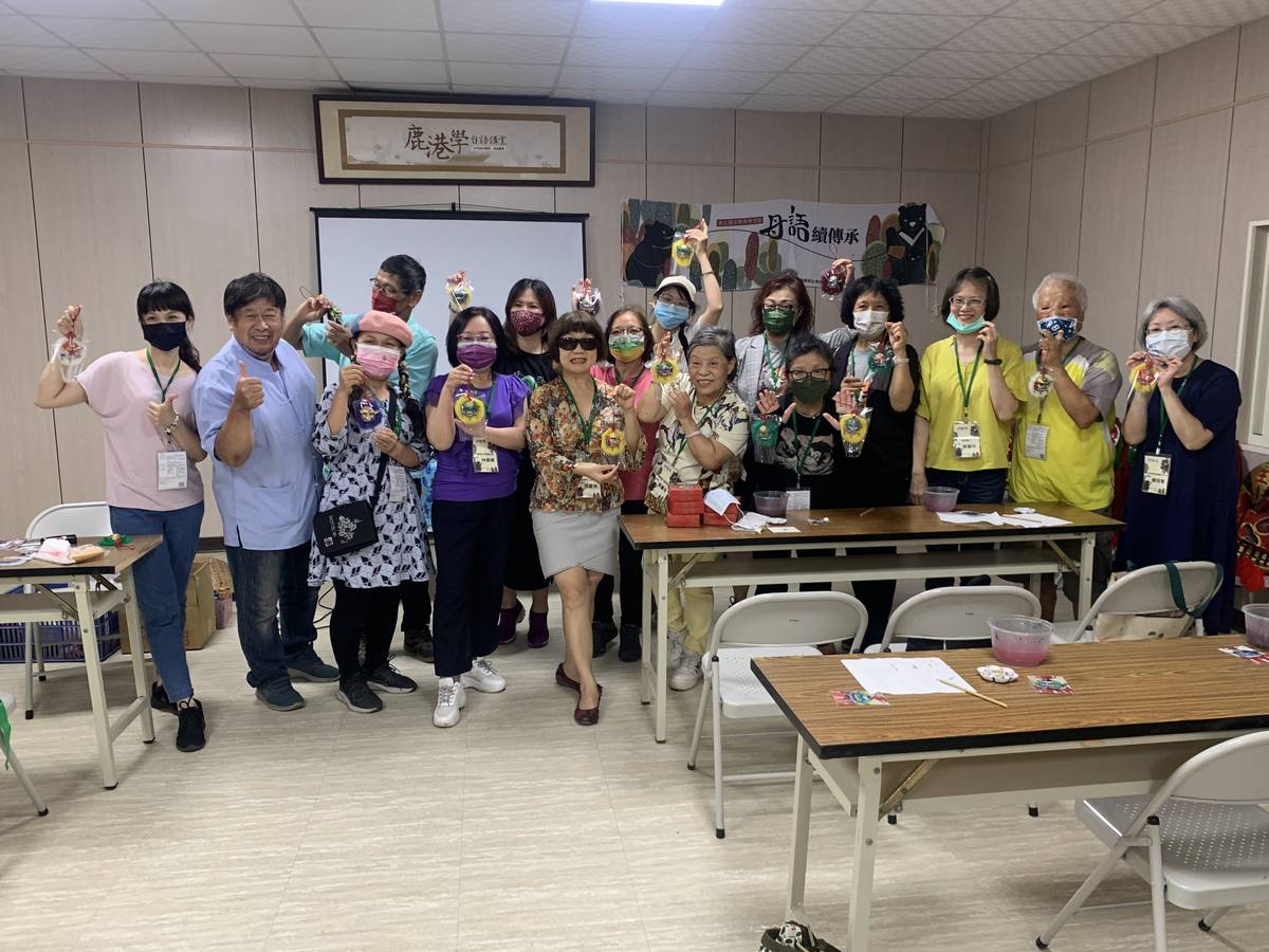 本土語言圈進行獅頭彩繪DIY