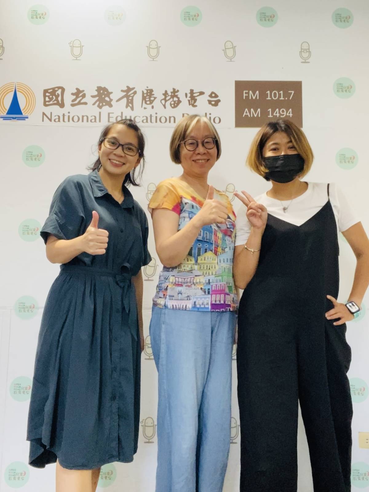 夏曉鵑教授與兩位主持人合影