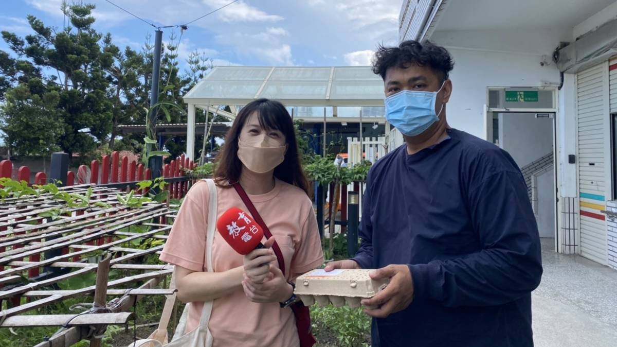 高君華主任(右)