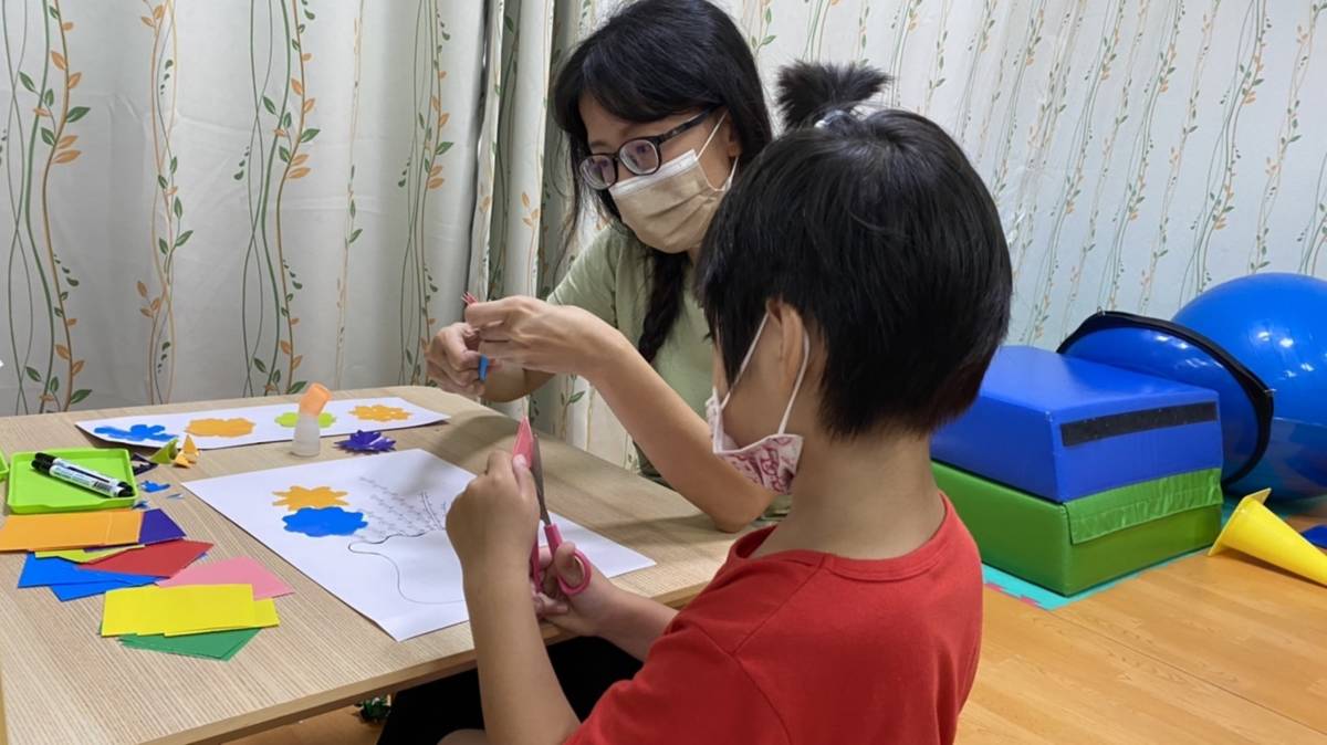 臺灣公益社會實踐協會筱雅老師陪伴慢飛孩子剪紙