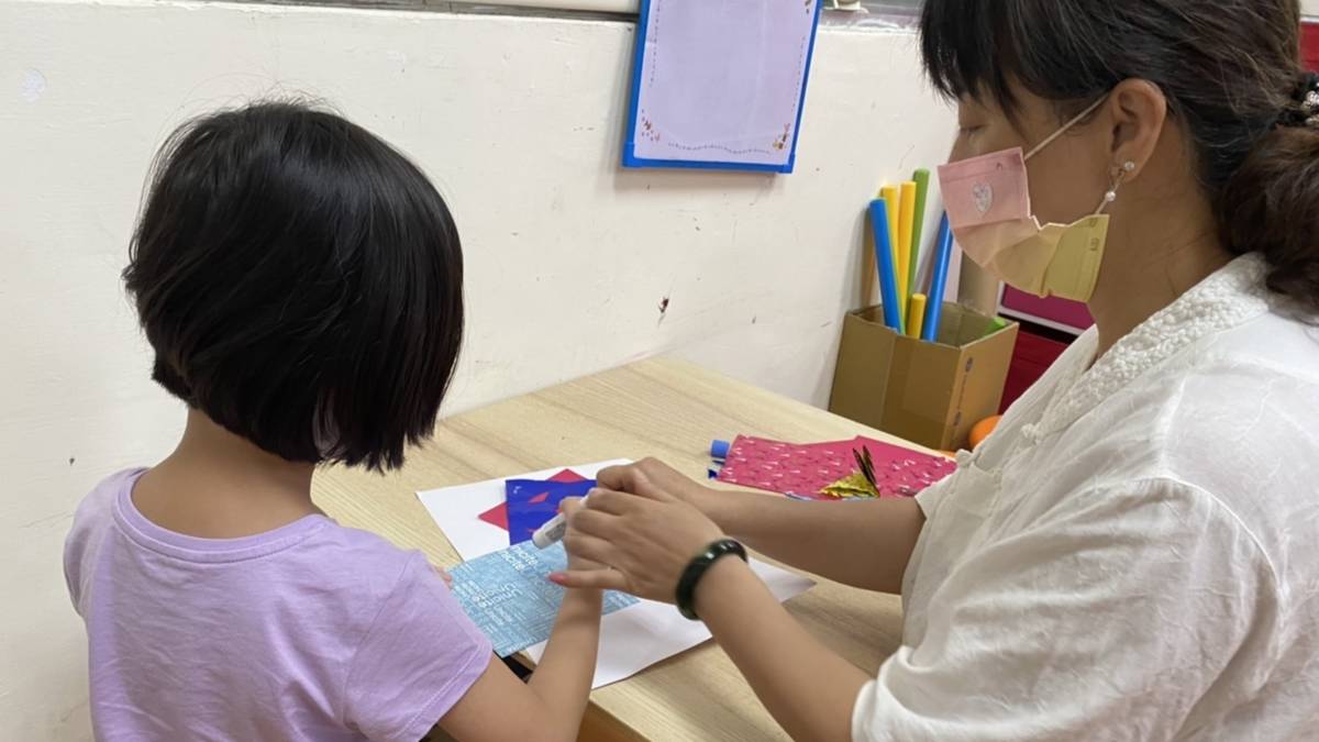 臺灣公益社會實踐協會麗玲老師陪伴慢飛孩子黏貼