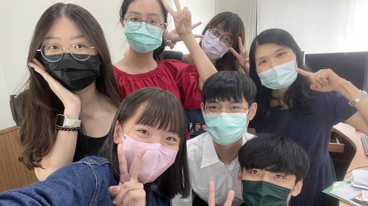 1110811與實習同學合影2