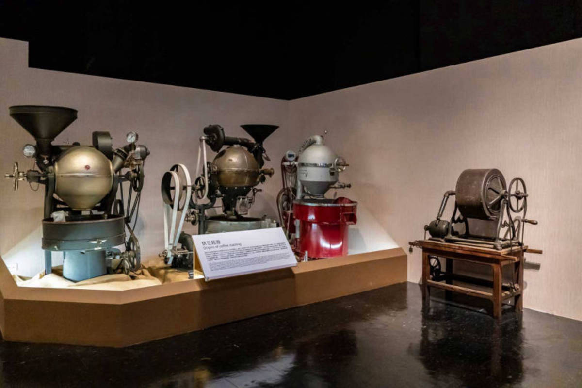 現場展出博物館級的磨豆機、烘豆機、咖啡機，讓觀眾大飽眼福（教育部提供）