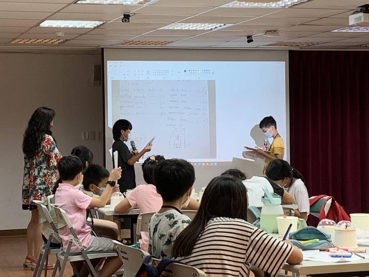 小朋友演出英語話劇（邱祐慶提供）