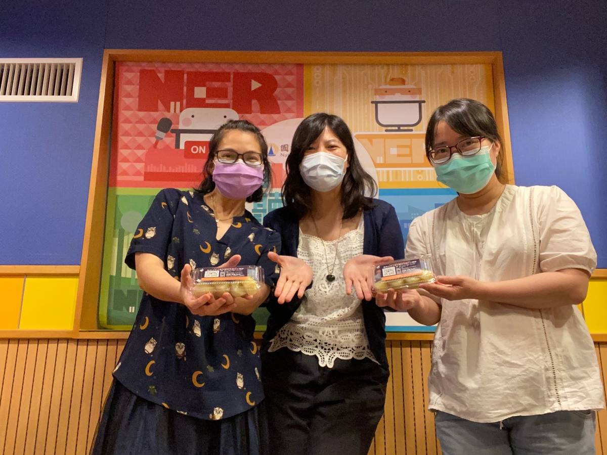 由左至右為主持人麗蘭、來賓暹羅猴老大、主持人梅英。
