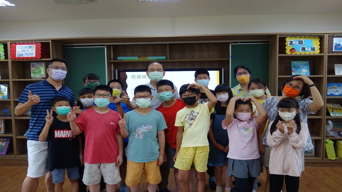 快官國小校長楊淙富(中)、教導主任洪家榮(左)、閩南語老師林淑芬(右二)、葉淑燕(右一)與學生們快樂合影
