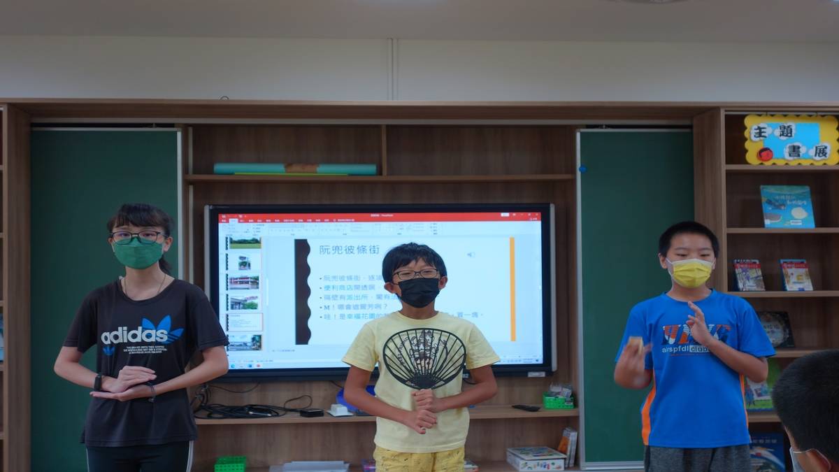 快官國小學生表演尪仔冊-毋成猴(左起黃歆恩、張瑞峰、張智勳)