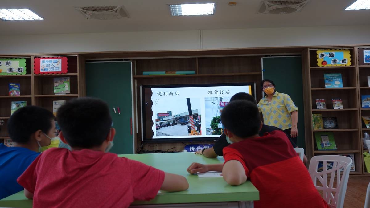 快官國小學生專心聽閩南語老師介紹快官