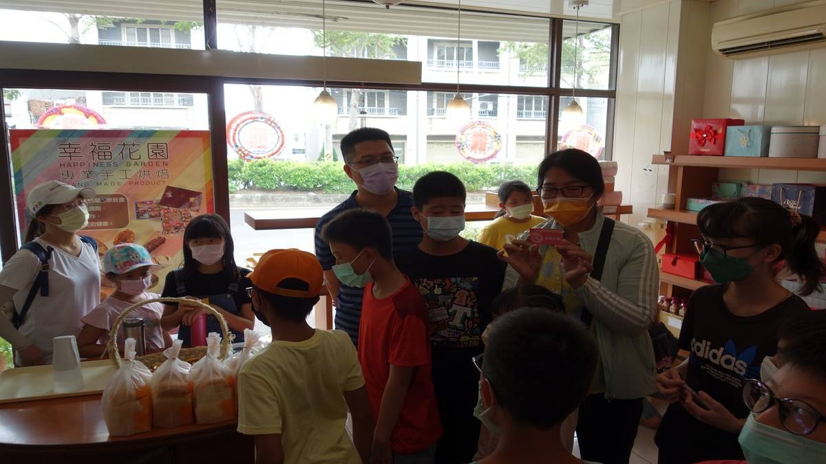 快官國小學生至在地麵包店踏查