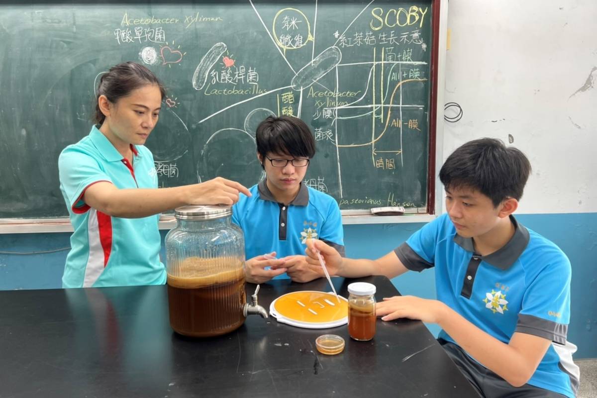 土城國中生活與應用科學(二)科作品「識時務者為『菌』傑－探討紅茶菇生長環境與應用價值」