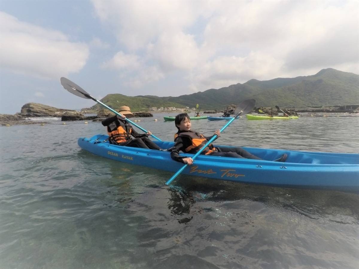 今年「夏日樂學」特別規劃兩週一系列的海洋教育課程 包含獨木舟的體驗課程