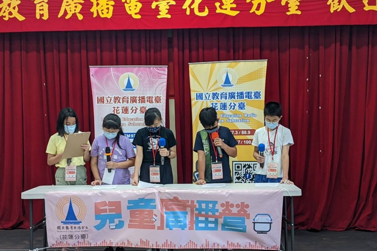 學員上臺演繹廣播劇