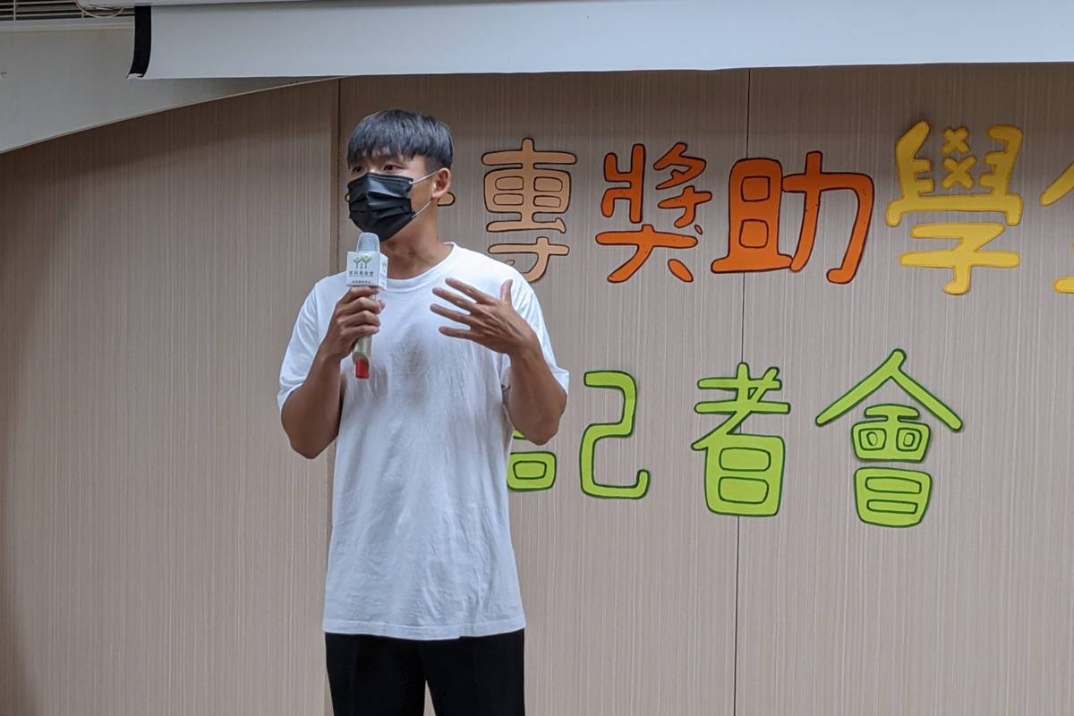 熱愛棒球的小誠表示，選手訓練期間花費很大，有家扶獎助學金的幫忙，讓他較無後顧之憂