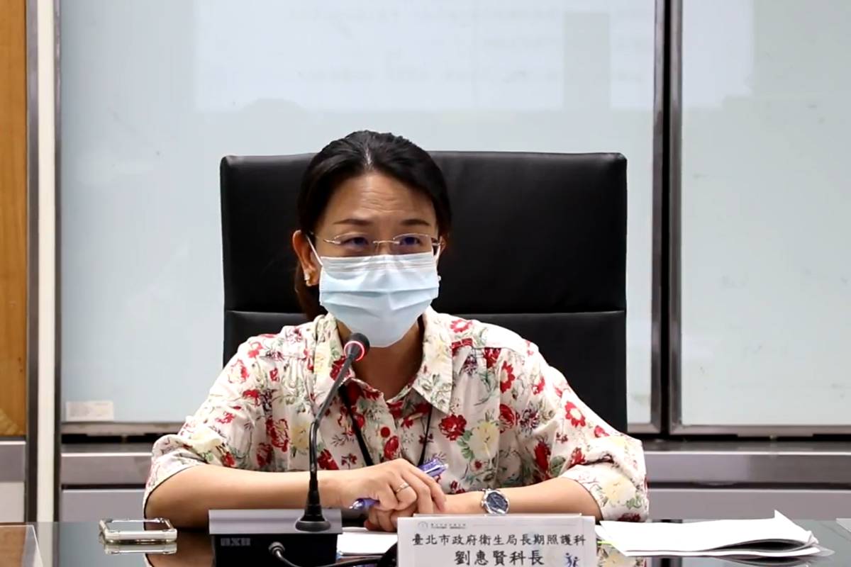 臺北市衛生局劉惠賢科長表示，失能家庭照顧者可撥打1966長照服務專線申請相關協助 