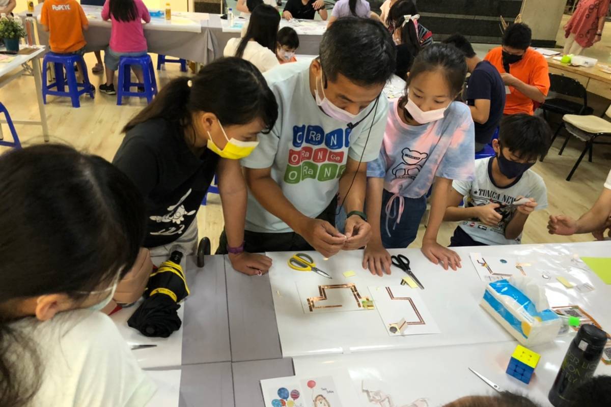 亮亮卡片電學手作課程，運用鈕扣電池與電路膠條作為基底，讓可愛的卡片通電發光
