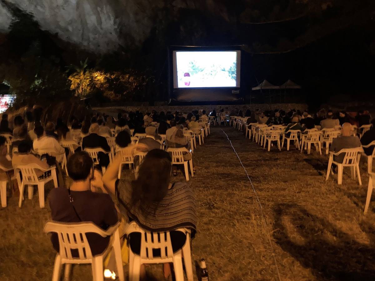 第10屆瓜林巴國際電影節於8月12日閉幕夜在南義卡拉布里亞省阿曼泰雅市洞穴自然公園露天電影院舉辦臺灣電影專題放映短片，吸引大批國際影迷及在地老少居民觀賞 (文化部提供)