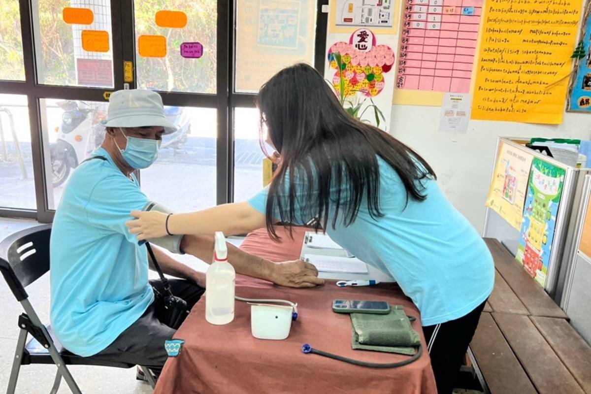 臺東縣府與國立臺東大學高齡健康與照護管理原住民專班合作，推動「部落文健站青銀共學多元照顧計畫」，為原專班學生打造專屬培訓課程。
