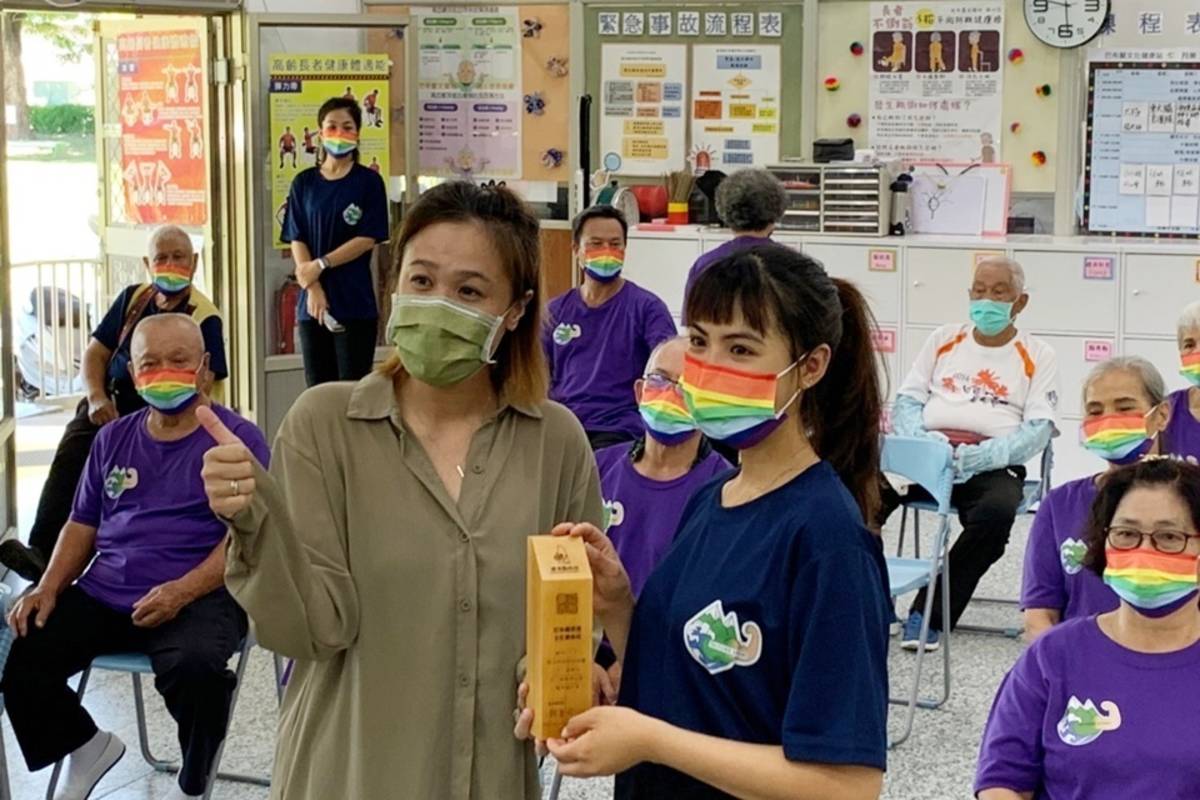 臺東縣府與國立臺東大學高齡健康與照護管理原住民專班合作，推動「部落文健站青銀共學多元照顧計畫」，為原專班學生打造專屬培訓課程。