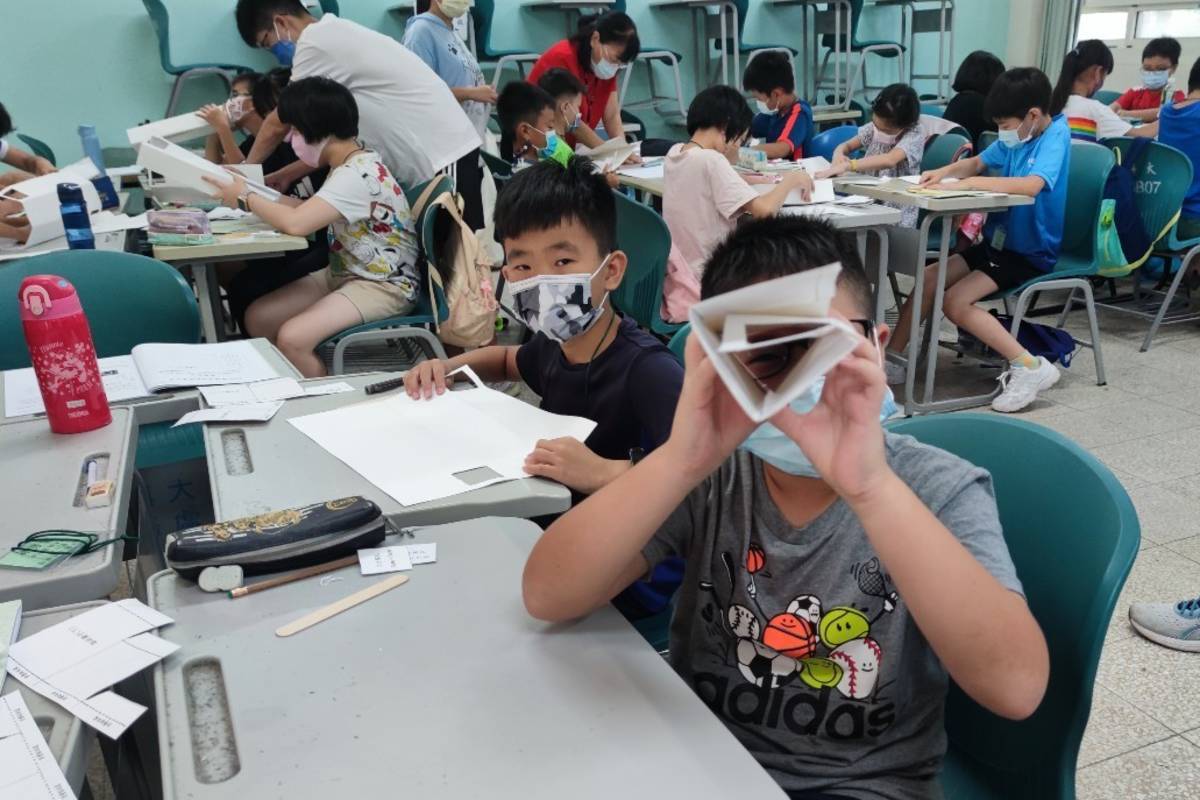 「有趣的潛望鏡」引導學生了解光的行進與反射原理，製作可越過障礙物並觀察高處的潛望鏡