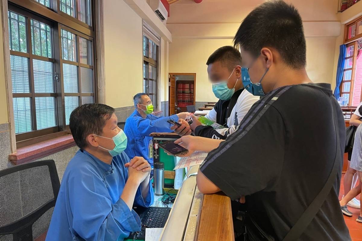 臺東家扶青少年成員訪問各行各業工作人員，挑戰社交、溝通能力，也探索自己未來的發展與目標。