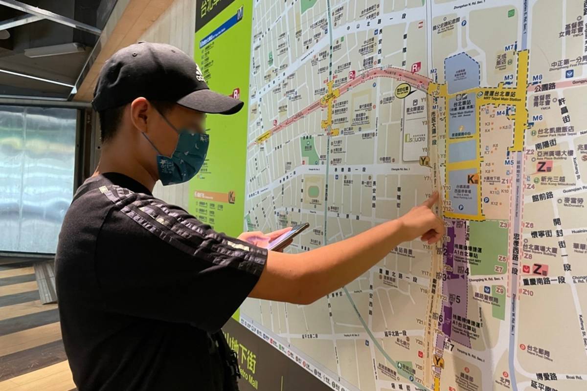 臺東家扶中心辦理「臺北街頭挑戰賽」，3天2夜的活動中，學生們分組規劃行程、路線，展開探險。