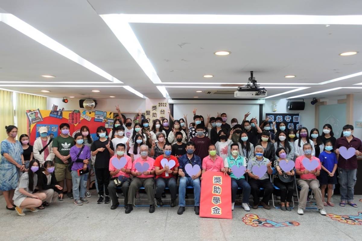 臺東家扶中心回應家庭需求，在開學前夕針對家扶學子頒發獎助學金。