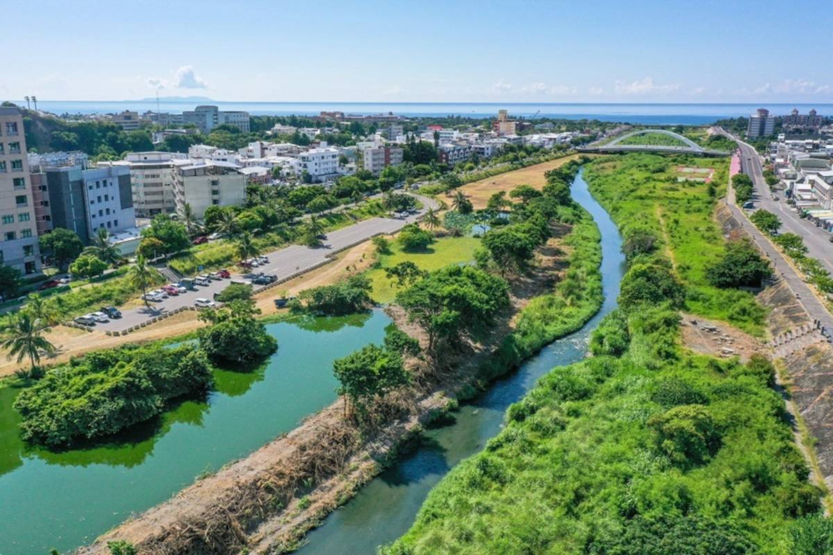 流經臺東市區的太平溪人工濕地，是民眾散步遊憩的好去處，臺東縣環保局將擴大招募濕地導覽解說人員。