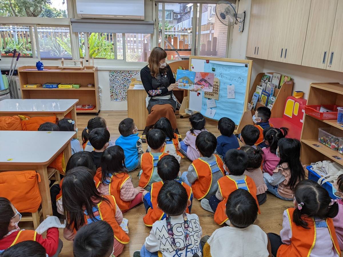 臺北市立信義幼兒園王秀真老師應用適合幼兒的學習方式，如說故事來幫助孩子學習（教育部提供）