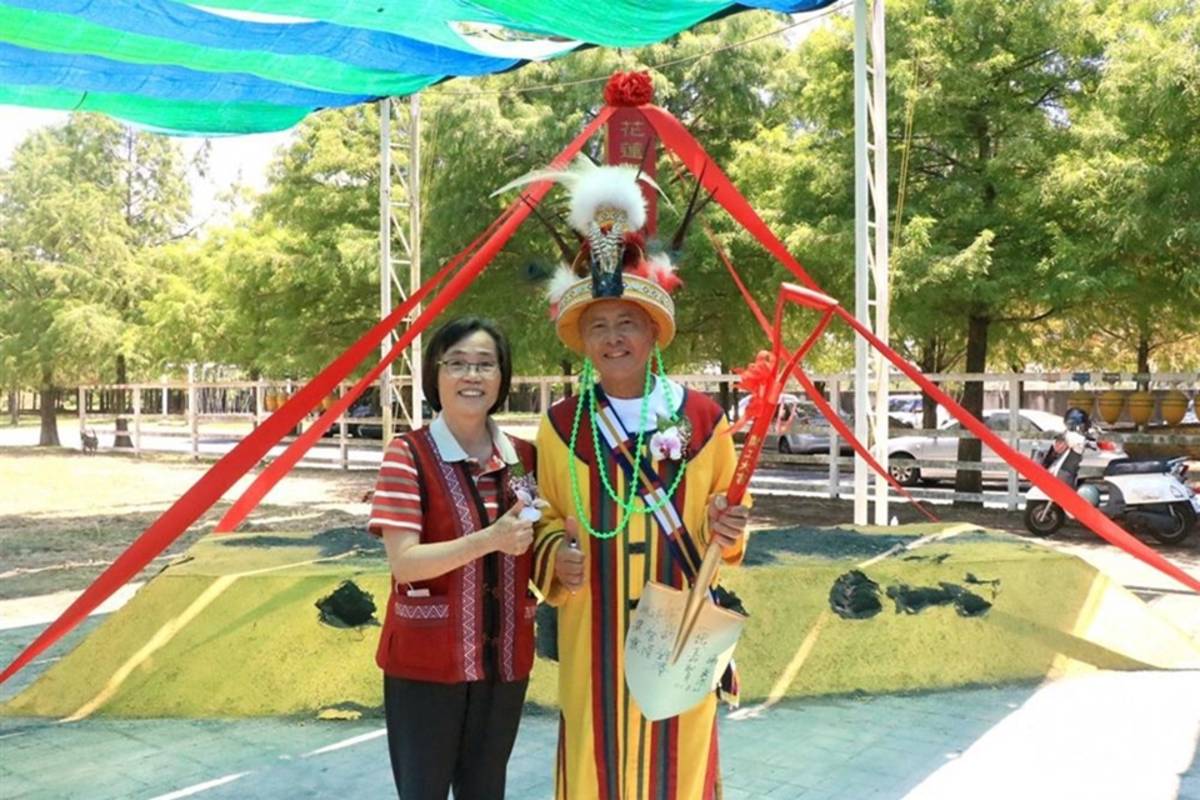林碧霞副主委與撒固兒部落頭目合照