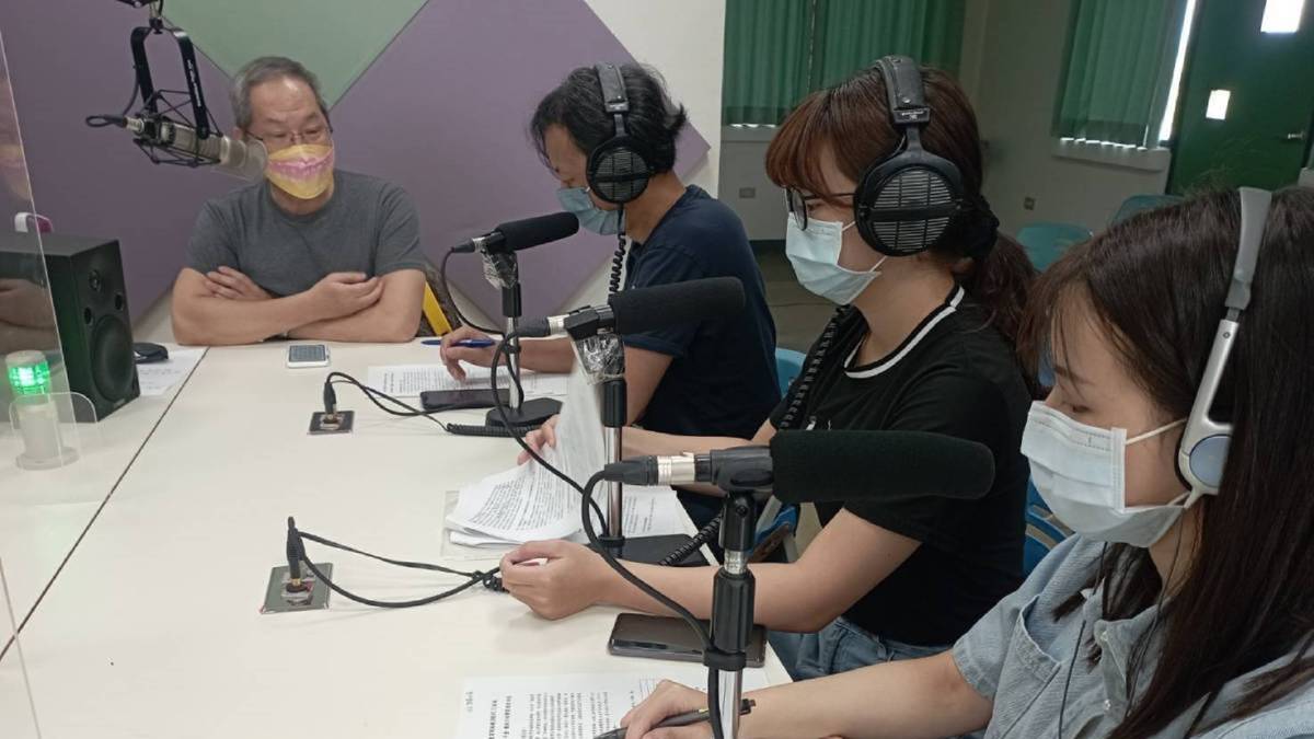 1110826-06陳易志校長訪問~教育局資訊中心高誌健主任、郭筱芬老師、陳映嵐老師.jpg
