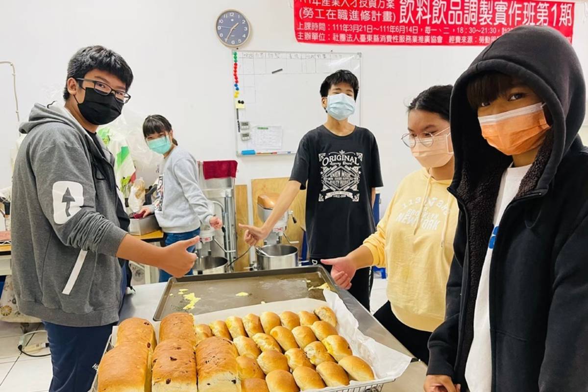 就讀國三的佑佑(左)，是臺灣世界展望會長期關懷的孩子，今年參加臺東中心綜合才藝學習方案開辦的烘焙考證班，順利考取丙級證照。