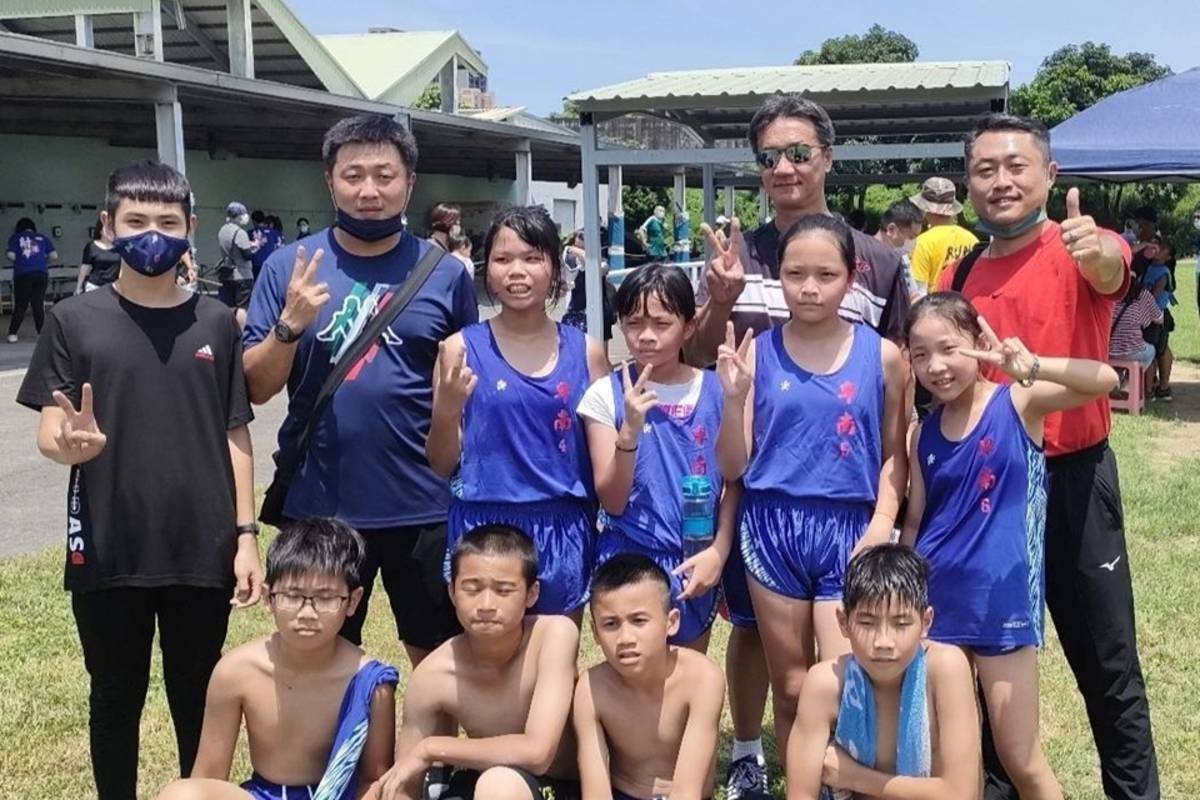臺東縣卑南國小參加「111年全國現代五項跑步射擊錦標賽」，獲得國小女生團體組亞軍、國小男生團體組殿軍，初試啼聲締造佳績。