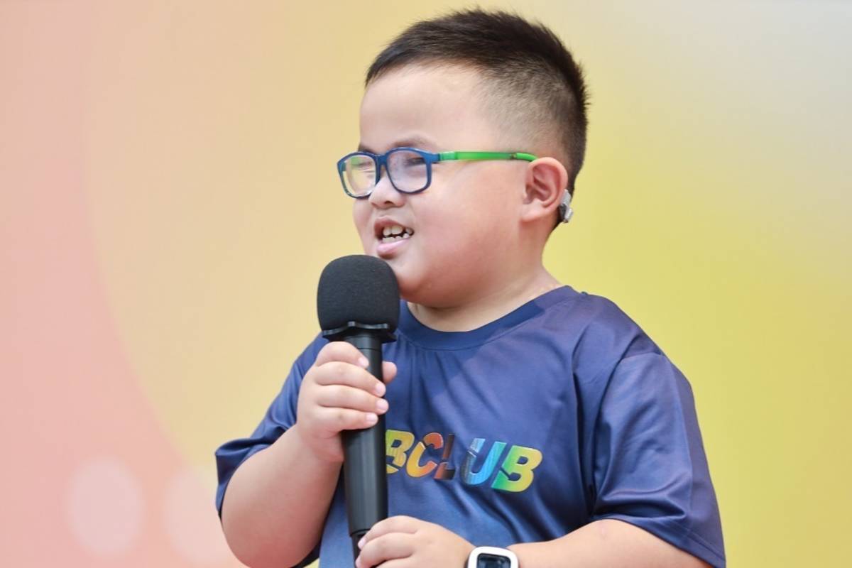 畢業生代表杰凱演唱《數星星》向媽媽及早療教室老師們傳達滿滿的愛與感謝