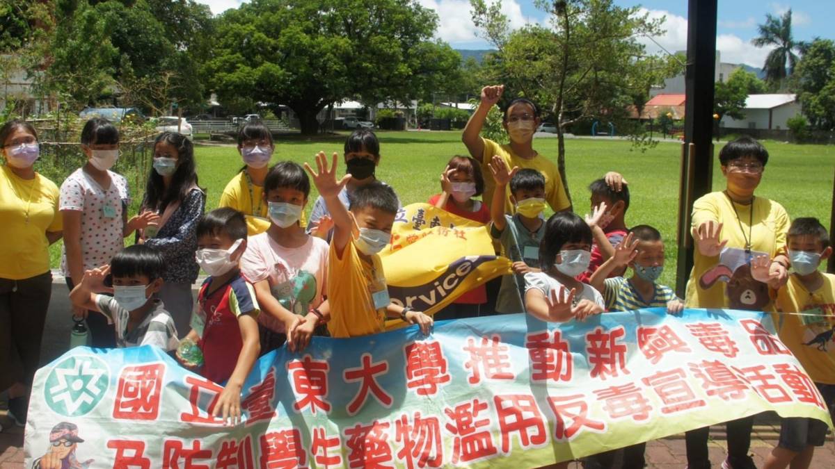 東大仁愛服務社前進海端國小大合照