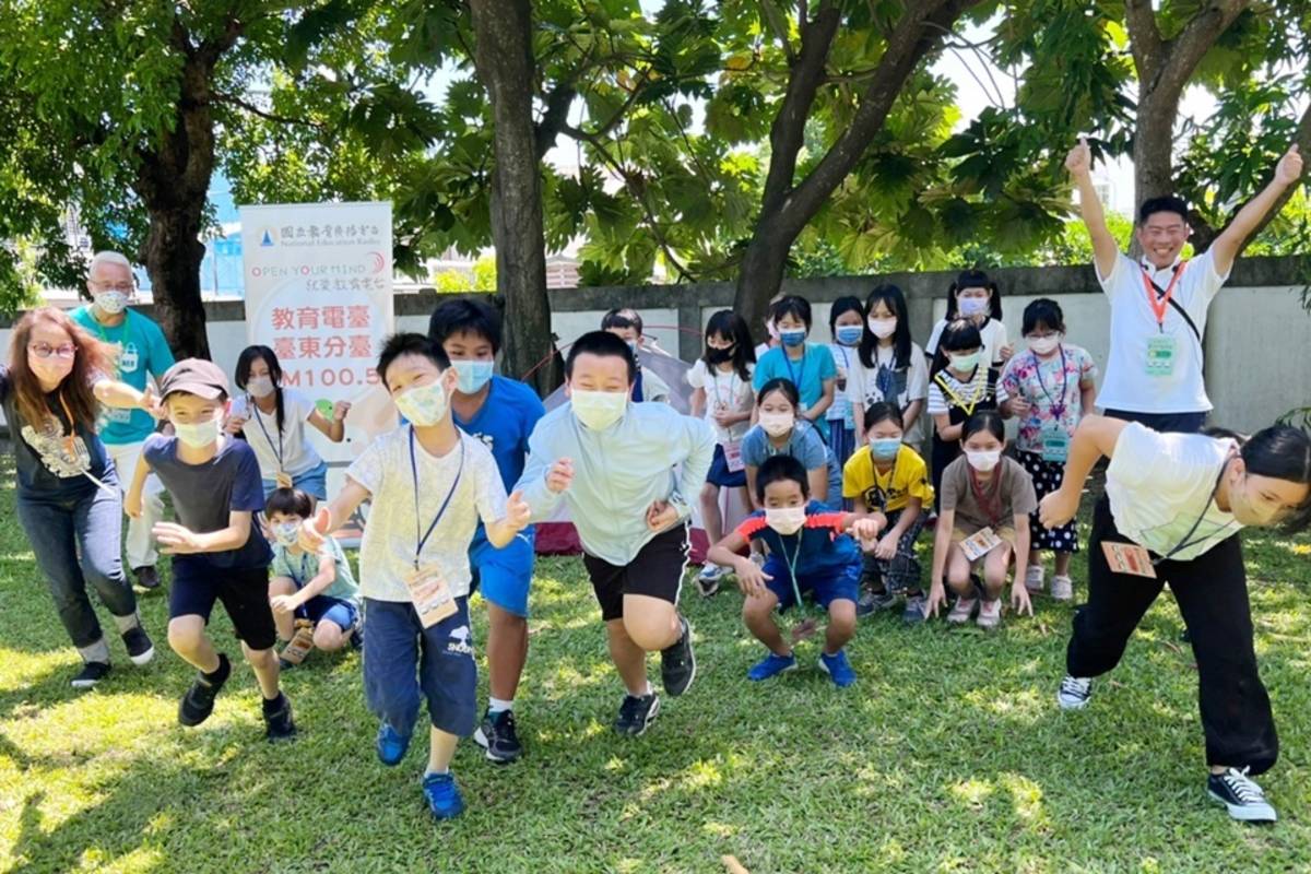 教育電臺臺東分臺今(25)日舉辦兒童雙語廣播營，邀請專業講師規劃豐富活動，在情境互動與錄音體驗中，引導學童自然而然開口說英語。