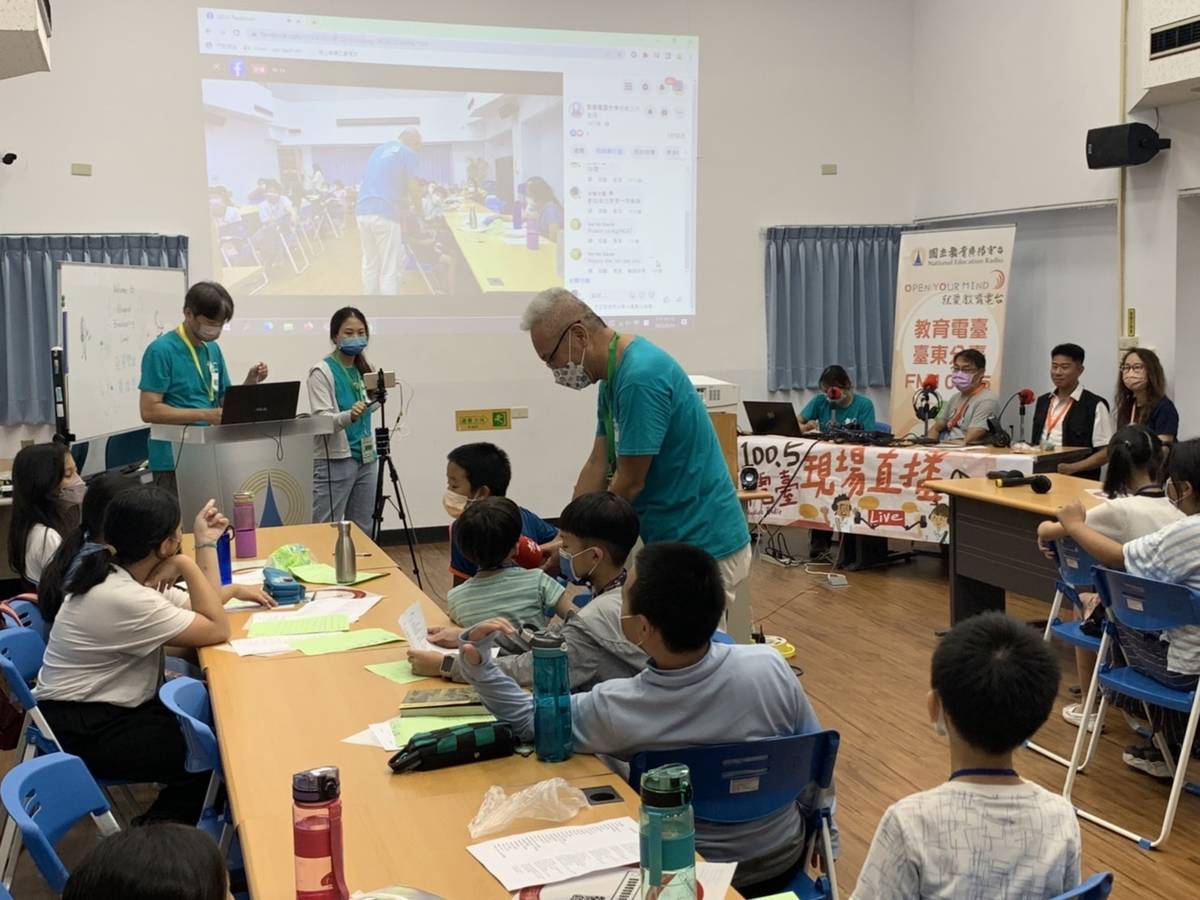 教育電臺臺東分臺今(25)日舉辦兒童雙語廣播營，邀請專業講師規劃豐富活動，在情境互動與錄音體驗中，引導學童自然而然開口說英語。