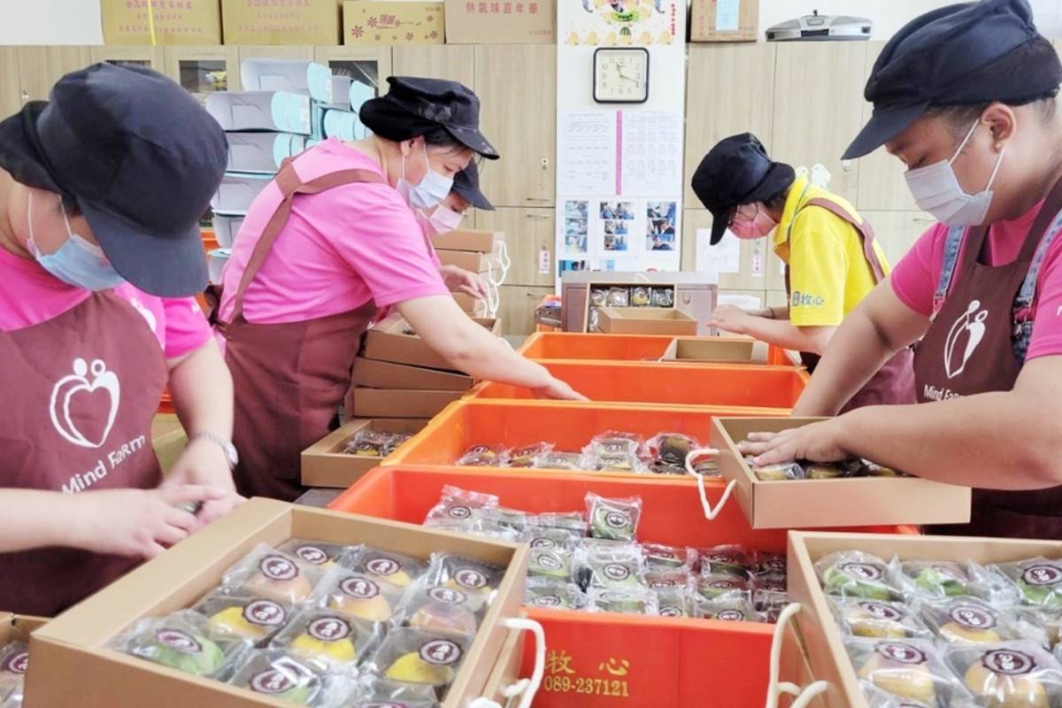 臺東牧心智能發展中心推出月餅禮盒，7月初開放預購迄今，僅售出總銷售目標的3分之1，期盼社會各界踴躍響應，以行動支持憨兒自立生活。