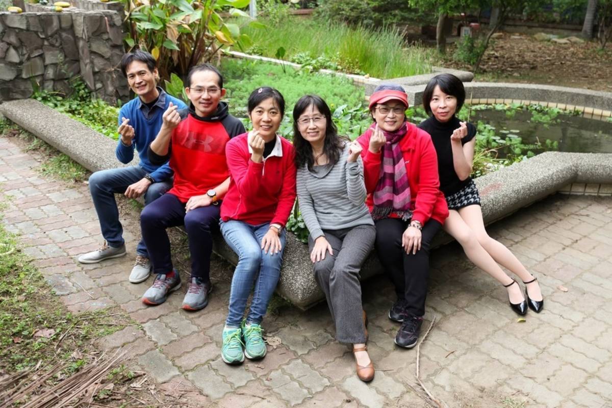 海湖國小教務主任張哲溢(左一)與教務處同事合影。(張哲溢提供)