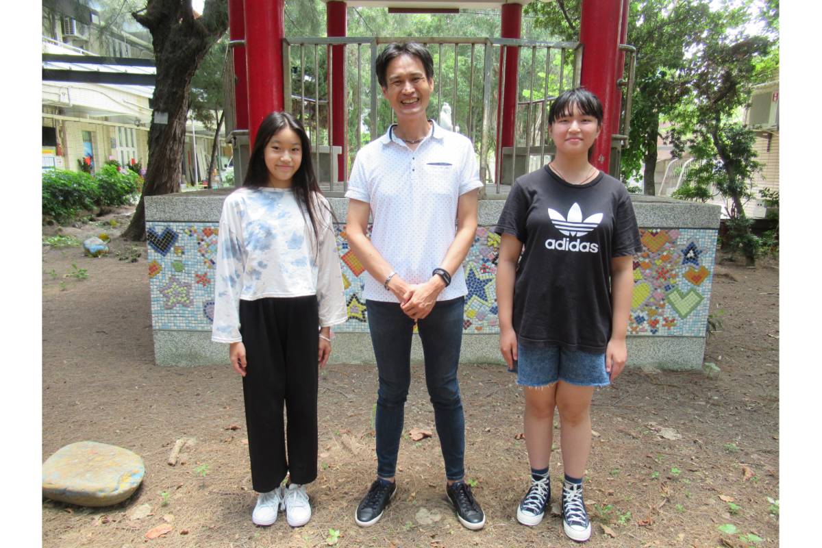 張哲溢(中)與獨輪車隊學生合影。