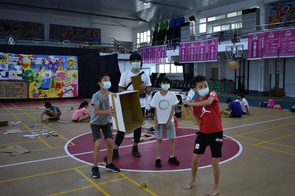 國立臺灣科技大學嚕啦啦康輔社帶領樹屋小隊學員表演打棒球活動會前練習