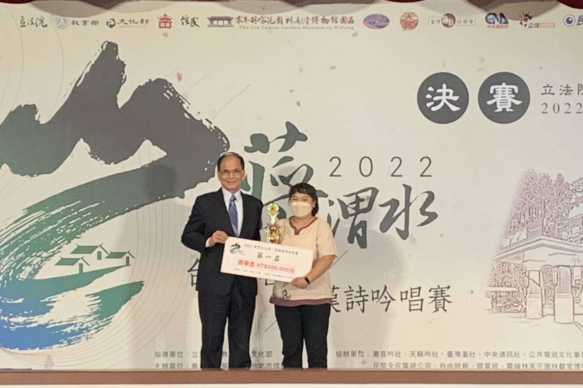 立法院院長游錫堃與第一名獲獎者鄭蕙屏(邱祐慶攝)